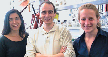 Francesc Posas junto con las investigadoras Paula M. Alepuz (izquierda) y Eulalia Nadal (derecha)