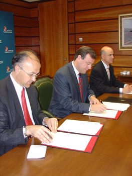 Los responsables de ambas administraciones firmando el acuerdo