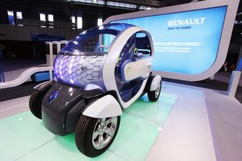 Twizy, el vehículo eléctrico que Renault fabricará en Valladolid, se expone en el Salón del Vehículo y Combustible Alternativo.
