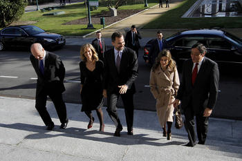 Los Príncipes de Asturias y los ministros Garmendia y Chavez en la entrada al acto.