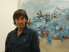El creador Miguel Segura junto a uno de sus cuadros