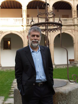 El científico mexicano Luis Manuel Peña, en el patio del Colegio Fonseca.