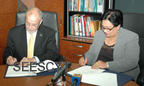 Momento de la firma del acuerdo con Ligia Melo.