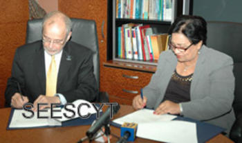 Momento de la firma del acuerdo con Ligia Melo.