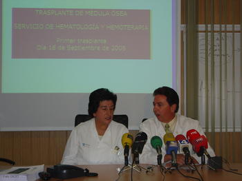La jefa del Servicio de Hematología y Hemoterapia del Hospital de León, María Jesús Moro, junto al gerente del centro, Francisco Soriano.