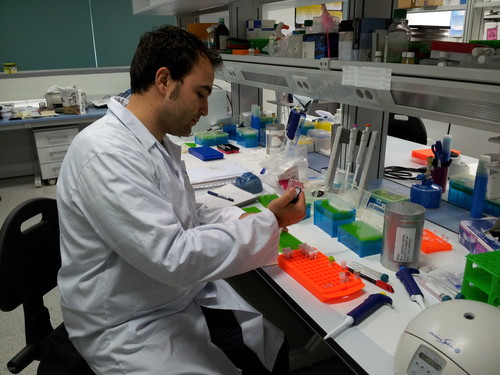 El promotor de AC-Gen, Alberto Acedo, en los laboratorios del grupo de investigación dirigido por Eladio Velasco en el IBGM de Valladolid, donde trabaja actualmente. 