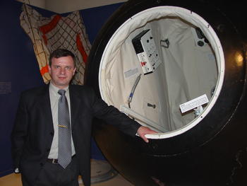 Yuri P. Gidzenko, astronauta, posa junto a la cápsula en la que se realizan los viajes