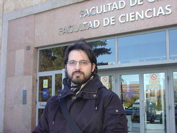 Raúl Montero, en la puerta de la Facultad de Ciencias de la Universidad de Salamanca.