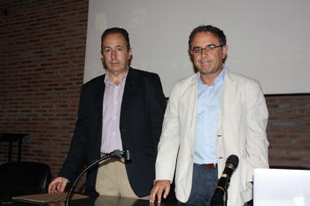 Emilio Fernández, director del Departamento de Bioquímica y Biología Molecular, y Antonio Muro, decano de la Facultad de Farmacia de la USAL.