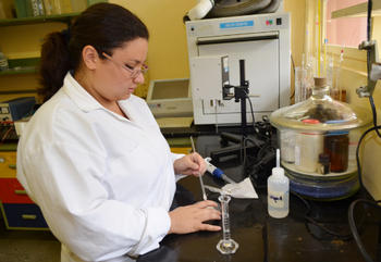 Yuliana Chaves Chacón, estudiante de la Escuela de Química de la UCR, desarrolla este proyecto como parte de su tesis de licenciatura en química (FOTO: UCR).