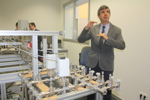 Clemente Recio, responsable del Servicio de Isótopos Estables, muestra la instalación de análisis de gases nobles.
