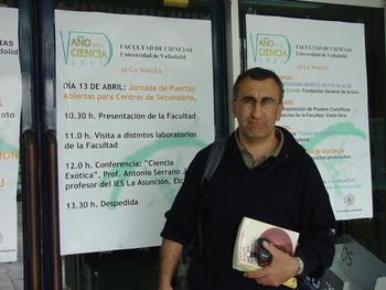 Felipe Cano en la puerta de la Facultad de Ciencias de Valladolid