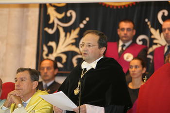 El rector de la Universidad de Valladolid, Evaristo Abril, durante la apertura del curso académico (Foto Universidad).