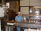 Una trabajadora, en la fábrica de Galletas Gullón.
