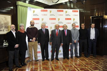 Foto de grupo entre los responsables del CSIC y del Banco Santander. Foto: CSIC.