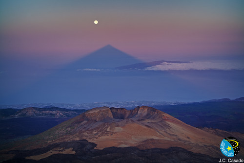 Alineación, casi perfecta, entre la sombra del Teide y la Luna llena en el amanecer del día 16 de junio de 2011. La foto está tomada desde el Pico del Teide (3750m) en primer plano se observa Pico Viejo y al fondo la isla de La Gomera. Foto J.C. Casado