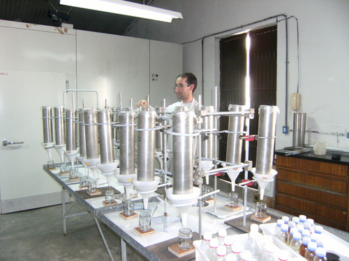 Jesús Marín, en los laboratorios del IRNASA con columnas de suelo. Foto: IRNASA.