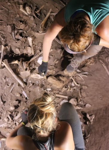 Las arqueólogas Eva Alarcón y Alba Torres trabajan en las excavaciones de la Cueva de Biniadrís. Foto: UGR.