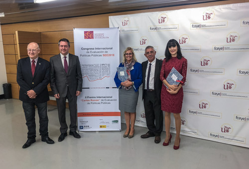 La profesora Silvia Ubillos Landa y la doctora María Hortigüela en la recogida del premio/UBU