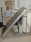 José Luis Falagán junto a la maqueta de instalación de energía solar térmica donde desarrolla y aplica el software.