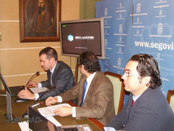 El concejal de Nuevas Tecnologías y el alcalde de Segovia, durante la presentación de 3D WIRE.