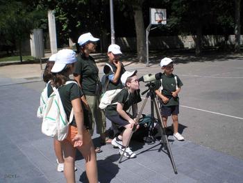 Escolares observando a través de un telescopio.