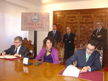 Casado y Sánchez Llorente firman el convenio por el que el CLPU se instala en el edificio M3 del Parque Científico de Salamanca.