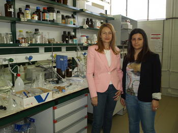 La directora del proyecto, María del Carmen Márquez, junto con María Isabel Pérez Rodríguez, beneficiaria de la beca para poner en marcha la iniciativa.