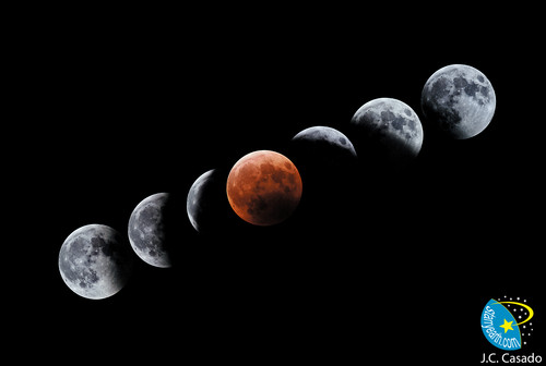 Evolución del Eclipse Total de Luna del 4 de mayo de 2004 (Pico Viejo, P.N. del Teide, Tenerife, España). Adviértase el color rojo que adquiere la Luna (centro imagen) en la fase de totalidad. Foto J.C. Casado - tierrayestrellas.com