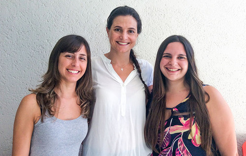 Mariana Hamer (centro), investigadora del CONICET en el Instituto de Nanosistemas de la Universidad Nacional de San Martín y docente de la Facultad de Farmacia y Bioquímica (FFyB) de la UBA, y Denise Agata Grela (izq.), y Narella Bassi, bioquímicas y d