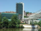 Museo de la ciencia y pasarela peatonal sobre el río Pisuerga.