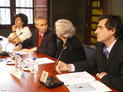 La investigadora del IBGM Silvia López, al fondo, junto a representantes de la Universidad de Valladolid y Caja España.