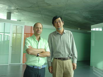 Manuel Sánchez Malmierca, a la izquierda, y Jufang He, en el Instituto de Neurociencias de Castilla y León (Incyl).