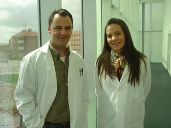 David Jiménez, director del Banco de Tejidos Neurológicos del Incyl, y Sandra Malmierca, técnico del mismo.