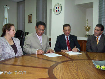 Firma del convenio en la sala de Rectoría de la UNPHU.