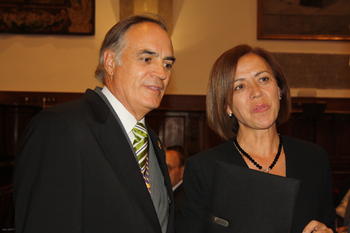 Marina Gordaliza, con el presidente de la Academia de Farmacia de Castilla y León.