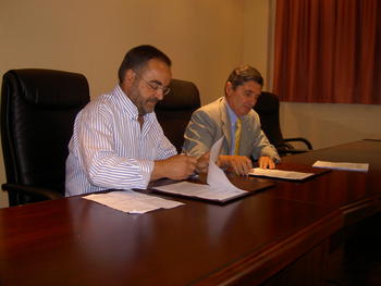 El presidente de Avimon (izquierda) y el presidente de la Diputación de Soria, firman un convenio de colaboración.
