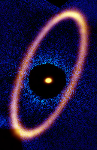 Imagen compuesta del sistema estelar Fomalhaut.Crédito: ALMA (ESO / NAOJ / NRAO), M. MacGregor; NASA / ESA Hubble, P. Kalas; B. Saxton (NRAO / AUI / NSF) |