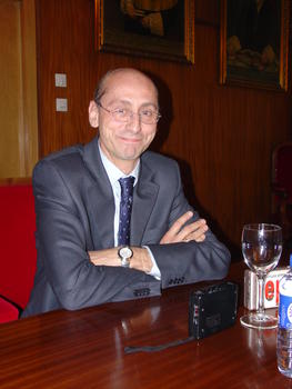 El catedrático Daniel Ramón Vidal, ponente del ciclo 'Aula Universidad-Sociedad'