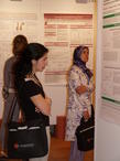 Participantes en el congreso de polifenoles observan los posters científicos.