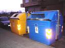 Dos contenedores de recogida selectiva de residuos