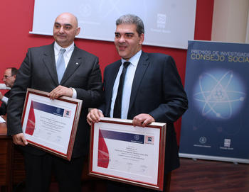 José Carlos Rodríguez Cabello y Antonio Ferreras muestran los premios del Consejo Social (FOTO: Carlos Barrena).