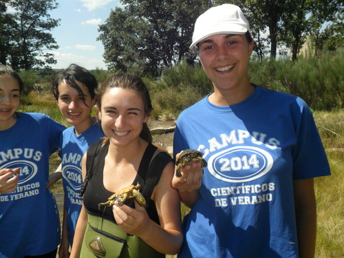 Chicas de los Campus Científicos en la excursión a la sierra del taller de biodiversidad.