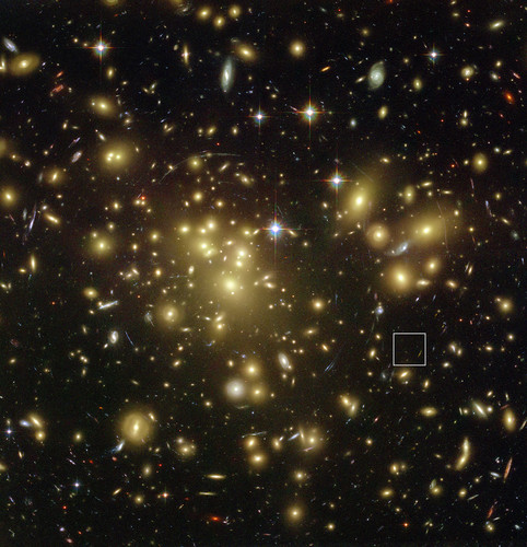 Ubicación de la lejana y polvorienta galaxia A1689-zD1 detrás el cúmulo de galaxias Abell 1689. Crédito: NASA; ESA.