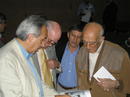 Francisco Rojo Vázquez junto a Miguel Cordero del Campillo consultando el libro