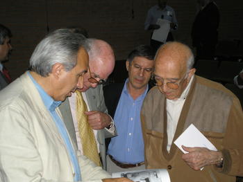 Miguel Cordero del Campillo, derecha, consultando un libro, junto a Francisco Rojo.