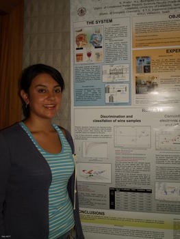 Natalia Prieto, investigadora de la Universidad de Valladolid, junto al póster de su proyecto de sensores para el vino.