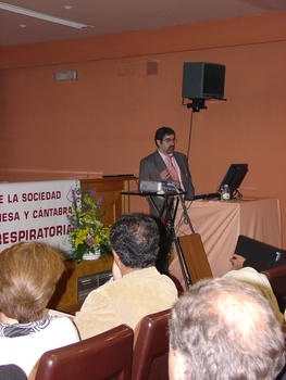 Momento de las ponencias en el congreso, con eldoctor del Hospital San Pedro de Alcántara de Cáceres, Carlos Disdier