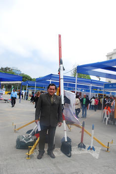 Gustavo Ordóñez, investigador de la UNMSM, junto al cohete de su invención (Fotografía: UNMSM)
