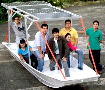 Prototipo de lancha que funciona con energía solar y reemplaza el uso de combustible. 